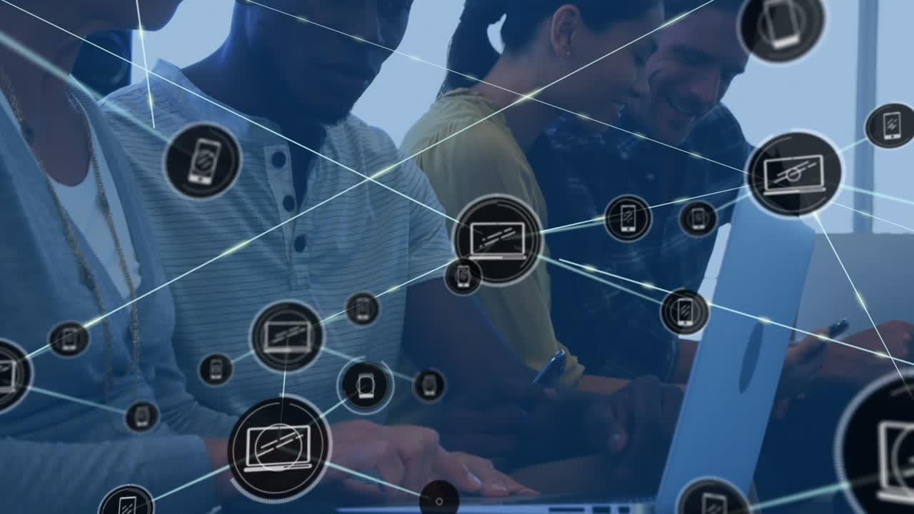 animación de una red de iconos digitales contra diversos colegas discutiendo en la oficina