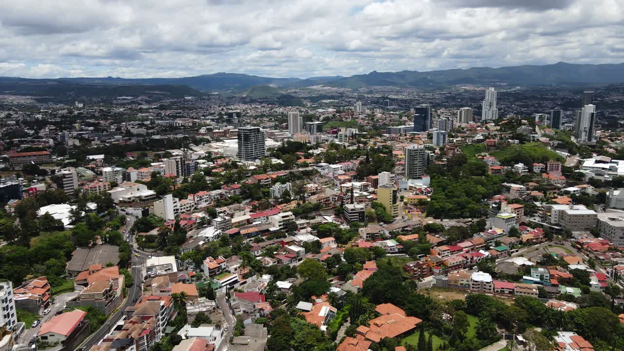 Volo aereo con drone su Tegucigalpa, capitale dell'Honduras, America Latina
