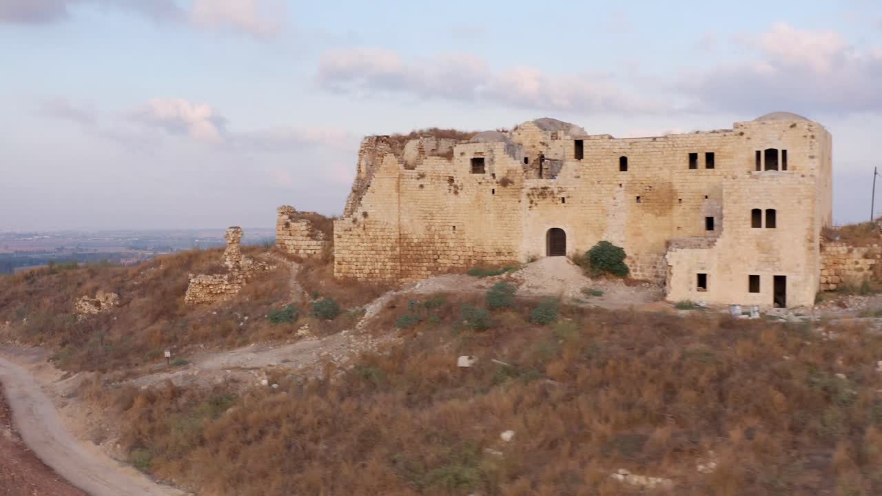 castillo en ruinas en la cima de una colina