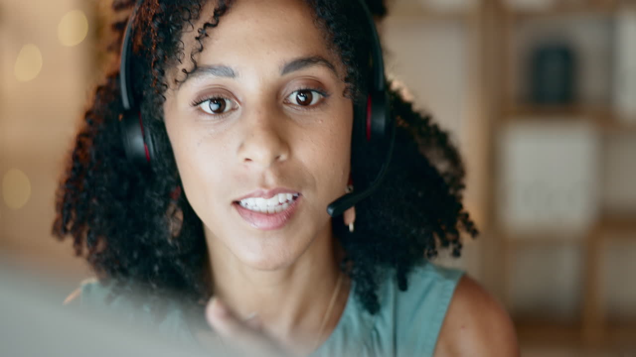 cara, crm o mujer en el centro de llamadas o telecomunicaciones