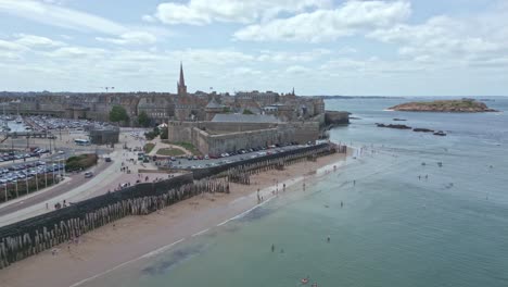 el centro histórico de saint-malo intra muros y la isla de grand be en la temporada de verano en francia
