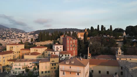 Rotes-Mediterranes-Haus-In-Einer-Alten-Französischen-Stadt-Mit-Italienischem-Erbe