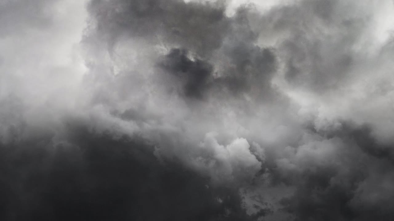 뇌우와 어두운 구름의 시간 경과