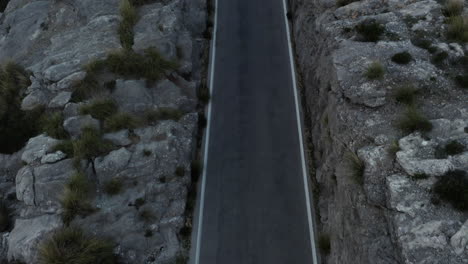 Toma-Aérea-Del-Puente-Espiral-En-La-Carretera-De-Sa-Calobra,-Mallorca