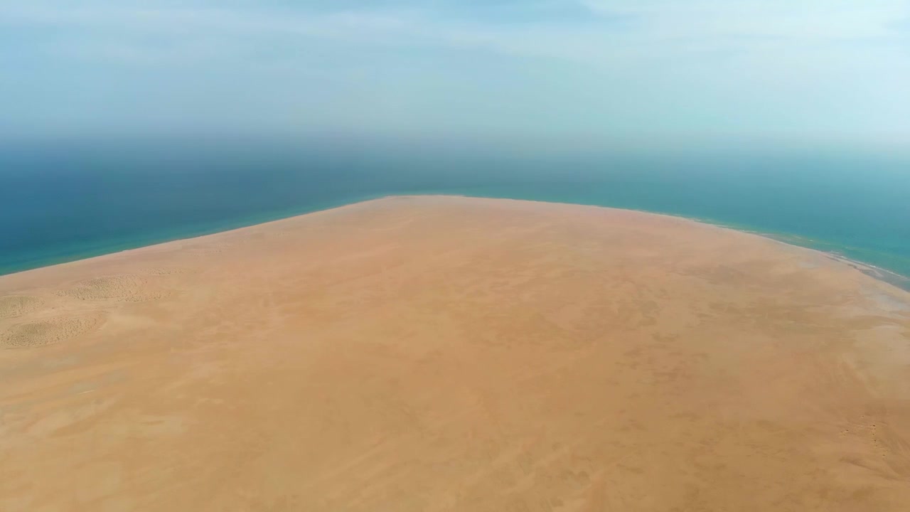 Vista aerea delle dune di sabbia del deserto che incontrano l'oceano
