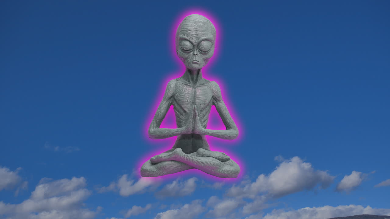 Animazione computerizzata di un alieno che pratica yoga con gli occhi chiusi davanti a nuvole in movimento nel cielo blu sullo sfondo. Ripresa in time-lapse. Alieno luminoso che si rilassa a gambe incrociate.