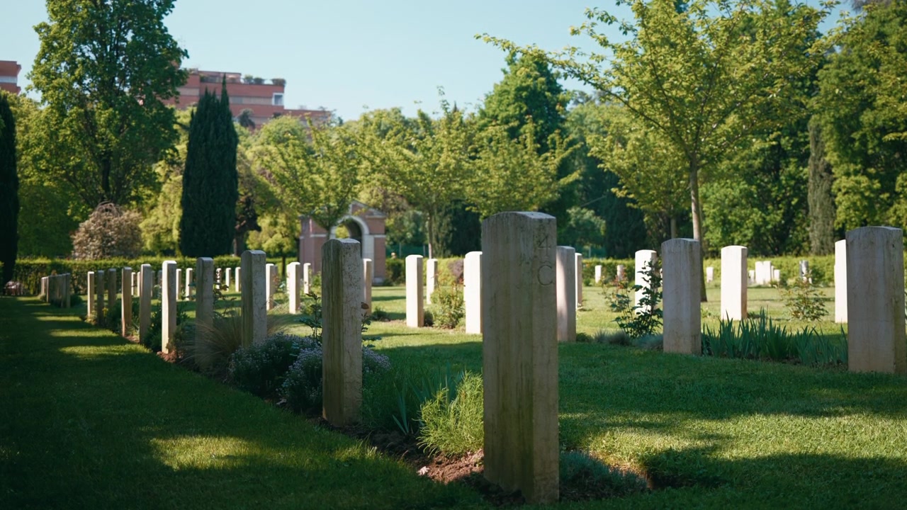 File di lapidi nel giorno della commemorazione