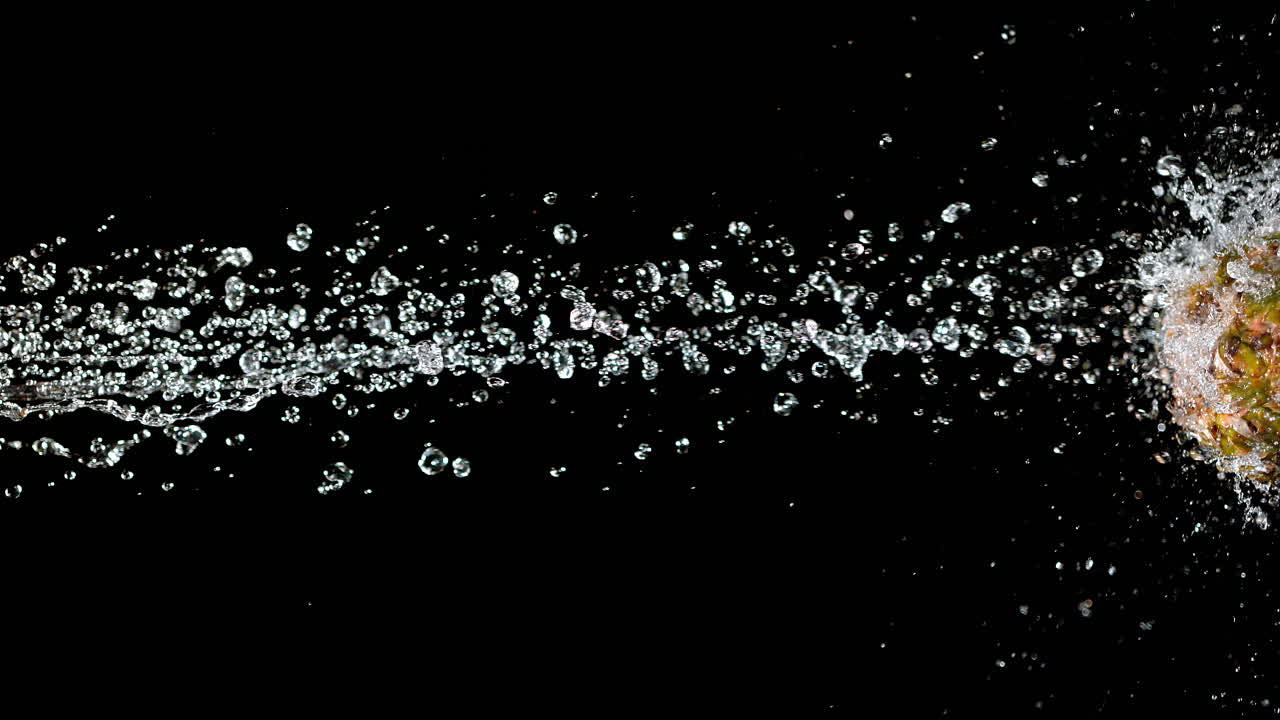 물 속 에 있는 파인애플 - 익은 열대 과일 이 느린 동작 과 거시적 인 동작 으로 물방울 의 비 와 충돌