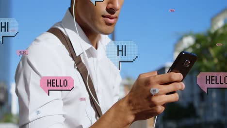 animación de hello y hola sobre la sección media de un hombre biracial que usa un teléfono inteligente en la ciudad
