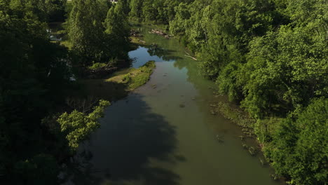 Vista-Aérea-Sobre-El-Río-Rodeado-De-Bosque-Verde-En-Ar,-Usa---Tiro-Con-Drones