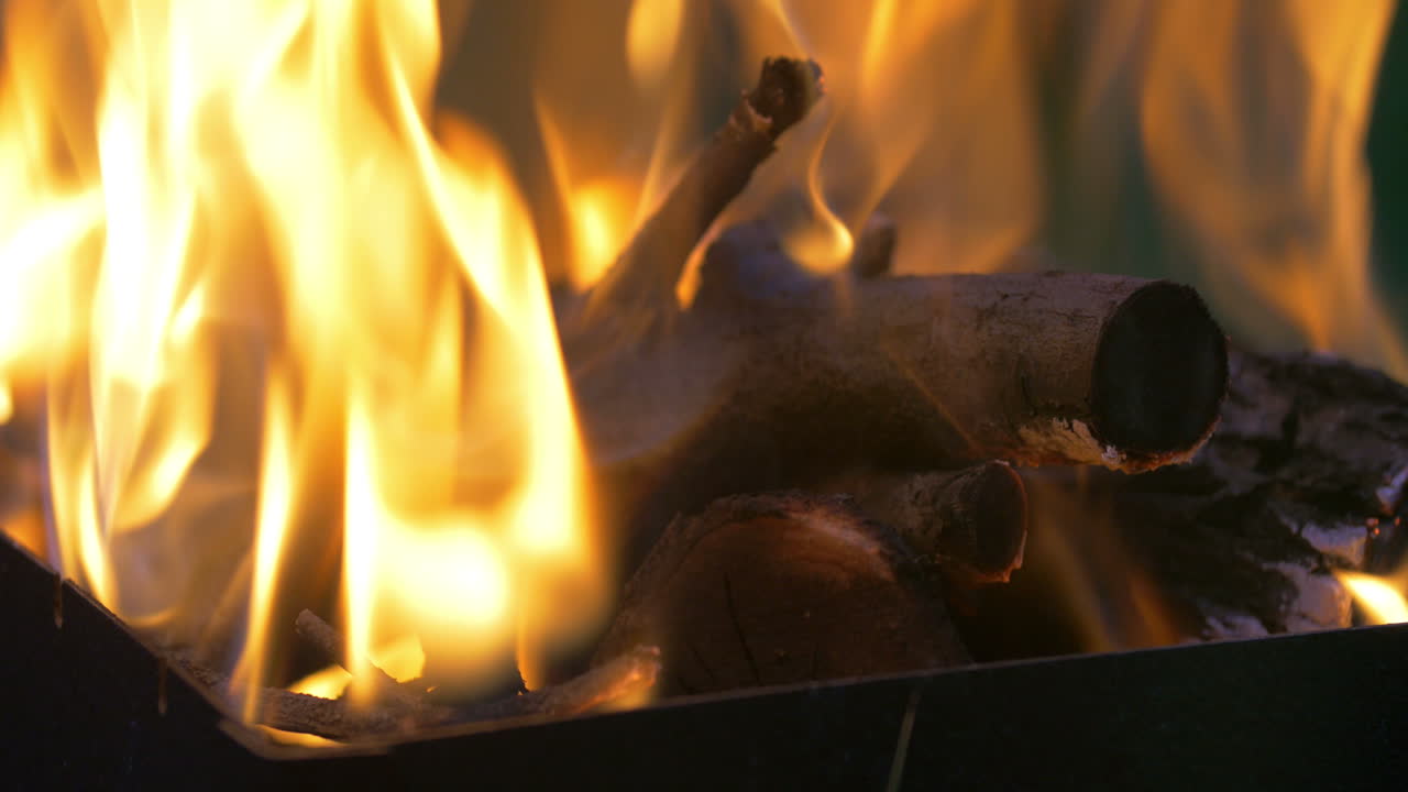 밤에 캠프 불의 불꽃