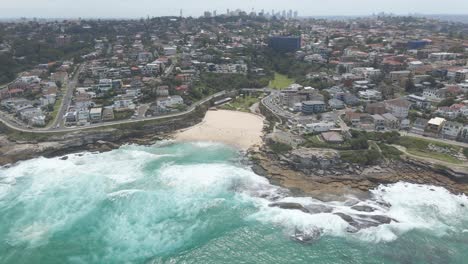 Blaue-Meereswellen-Am-Tamarama-Beach-Und-Tamarama-Point---Cove-Beach-Und-Gaerloch-Reserve-Park-Im-Sommer-In-Sydney,-Nsw,-Australien