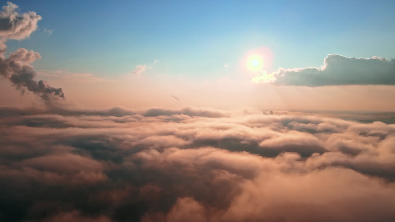 Paesaggio urbano di Bucarest da un drone, file di edifici residenziali, stazione termale con nebbia che esce e altro dal suolo, idea di ecologia, Romania
