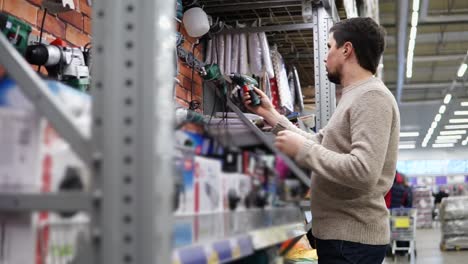 hombre comprando herramientas y electrónica en una tienda