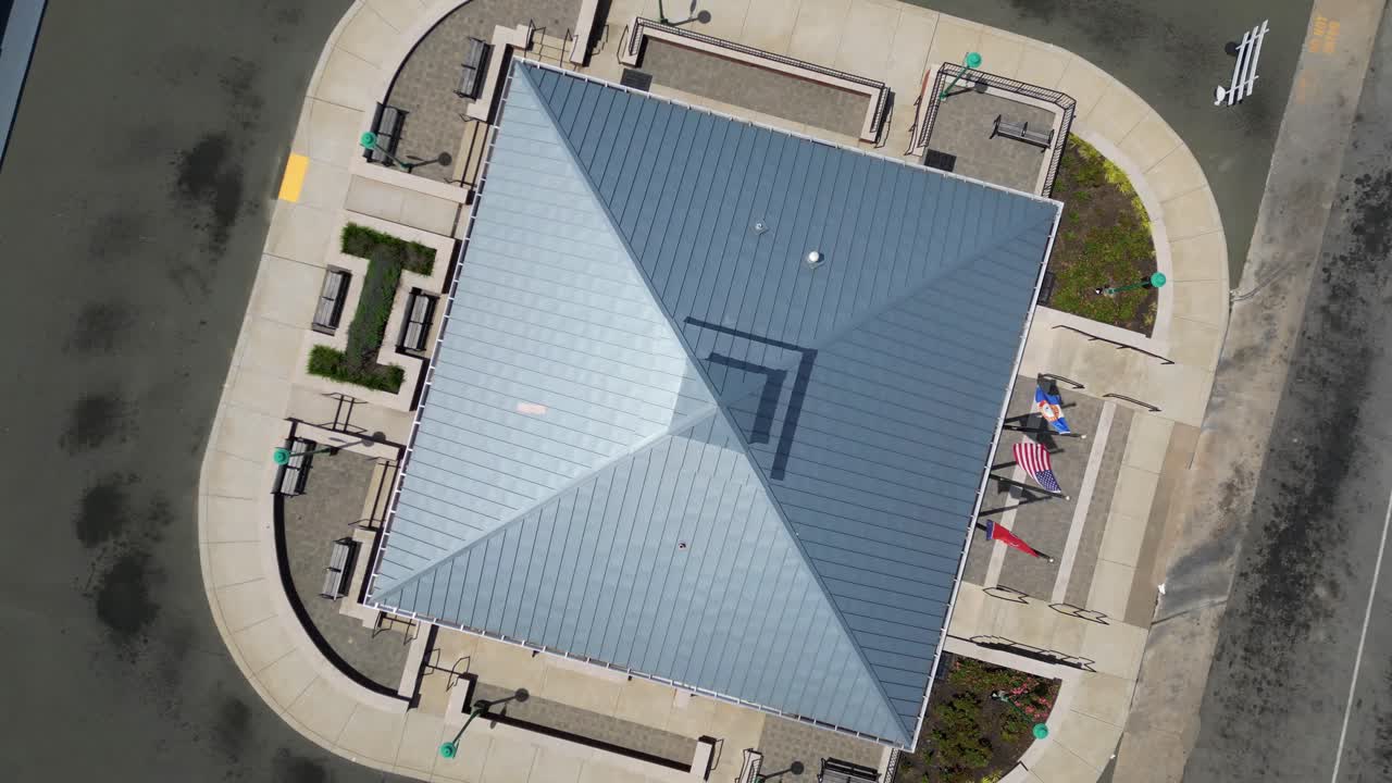 tomada aérea de un depósito de autobuses en el centro de clarksville, tennessee.