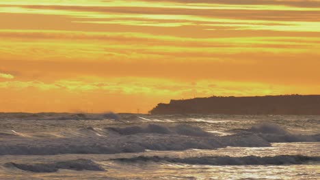 mar agitado al amanecer, vista a la playa