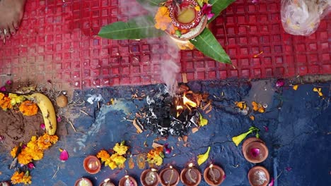 Lámpara-De-Aceite-Ardiendo-En-La-Orilla-Del-Río-Durante-Los-Rituales-Sagrados-En-El-Festival-Desde-Diferentes-ángulos-Se-Toma-Un-Video-Con-Motivo-Del-Festival-Chhath-Que-Se-Usa-Para-Celebrar-En-El-Norte-De-La-India-El-28-De-Octubre-De-2022