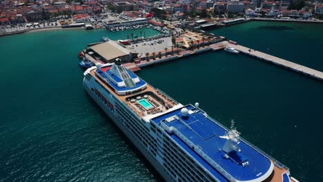 vista superior aérea del crucero en el puerto del resort turco en kusadasi