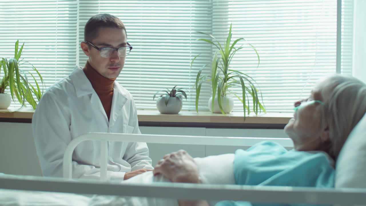 el médico hablando con una mujer mayor en la sala del hospital