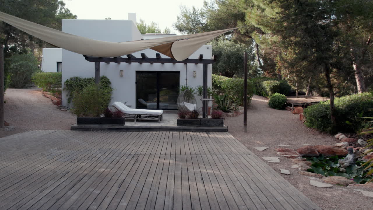 Indkvartering med parasoller og en have på Casa Sukha på Ibiza, Spanien.