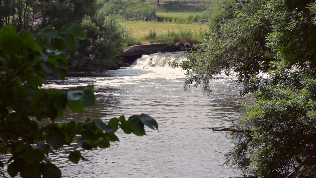una pequeña cascada de río en el camino al trabajo