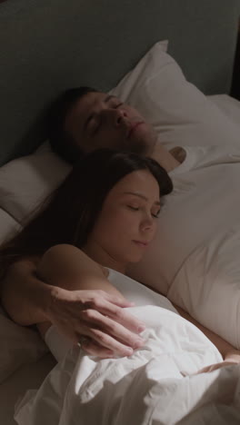 un couple qui dort dans un lit.