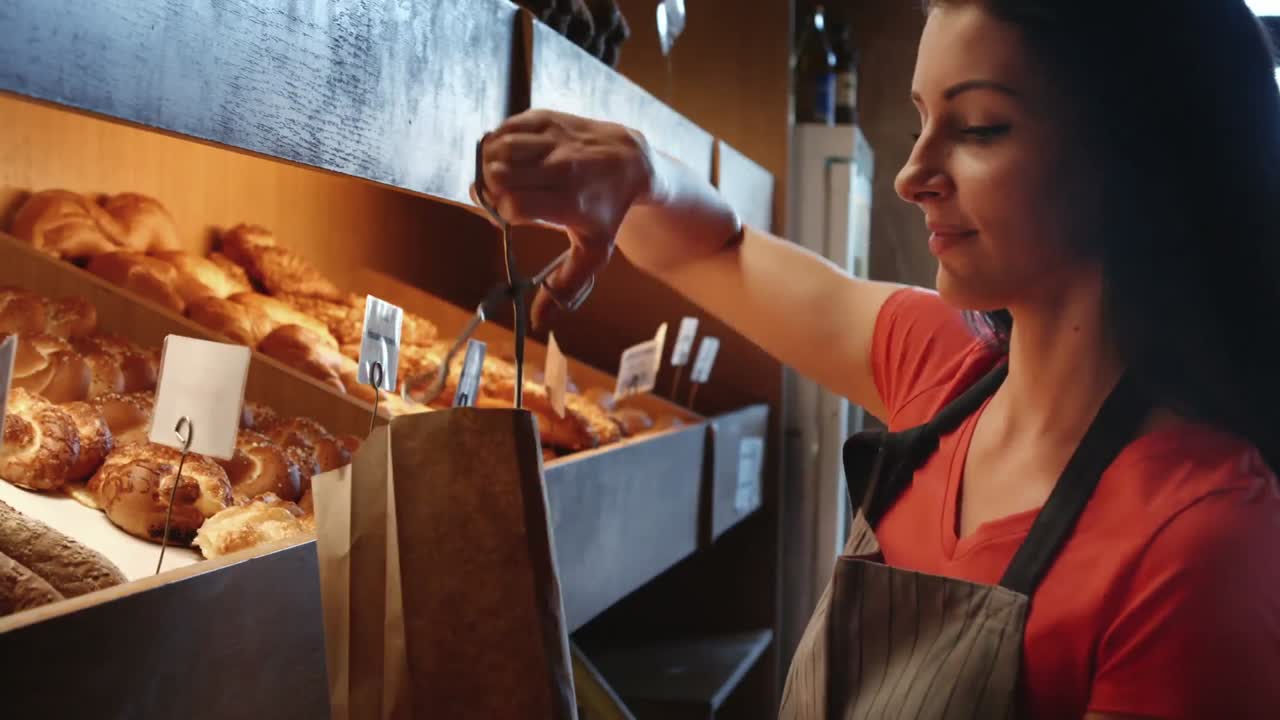 mujer panadería empaquetando croissants