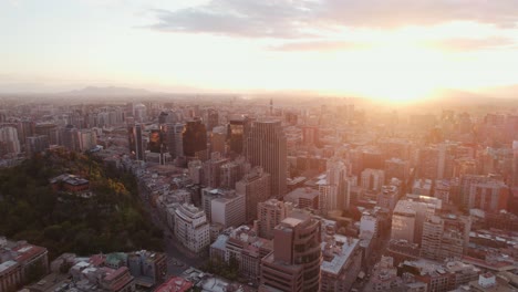 Resplandeciente-Amanecer-Vista-Aérea-Sobre-Santiago-Chile-Urbano-Rascacielos-Paisaje-Urbano-Metrópolis