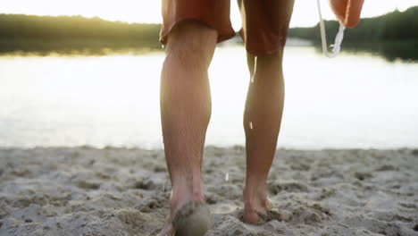 männlicher rettungsschwimmer am strand