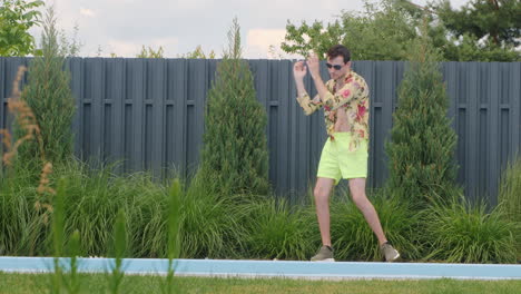 hombre bailando junto a la piscina