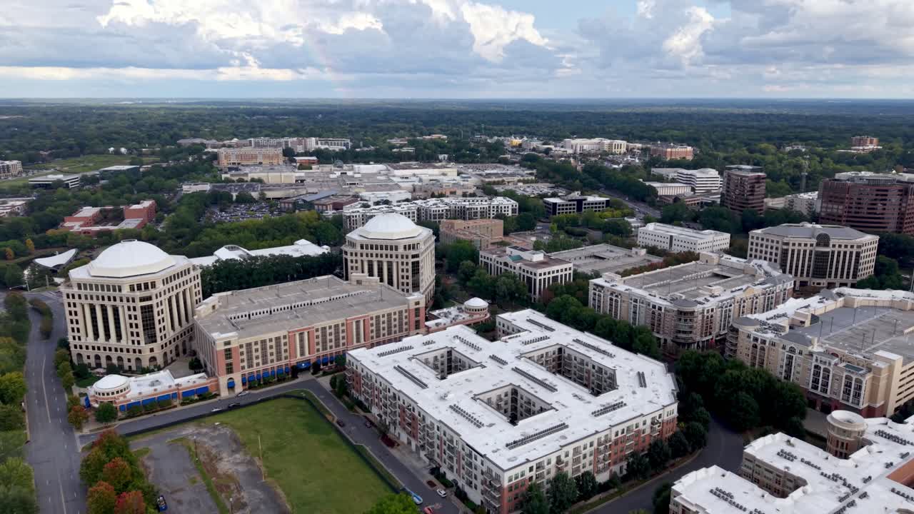 노스캐롤라이나주 샬럿에 있는 사우스 파크 지역과 사우스 파크 몰의 높은 곳에서 촬영한 항공 사진이에요.
