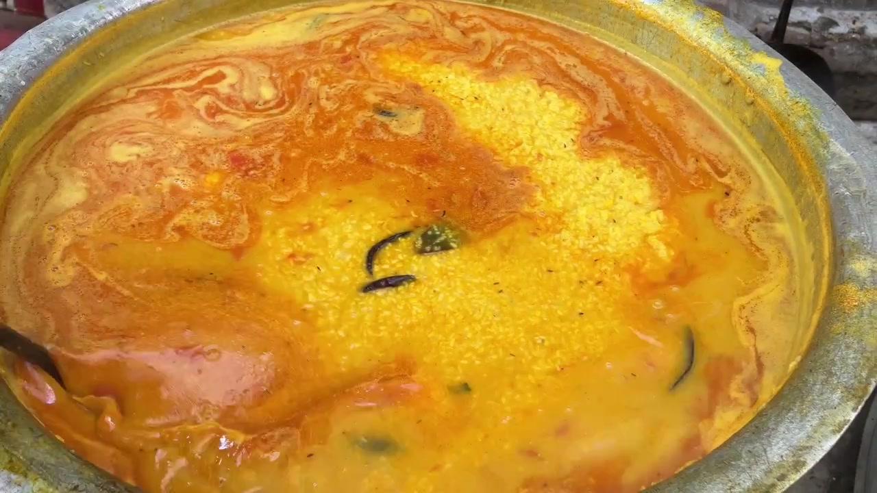 Khichdi bhog in preparazione per la distribuzione durante il Durga Puja in India