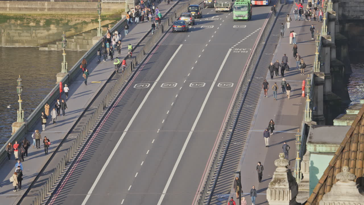 런던의 웨스트민스터 브릿지를 가로지르는 사람들