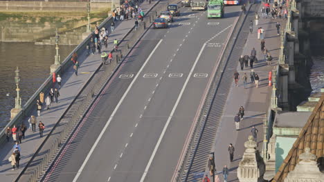 el tráfico y la gente que cruza el puente de westminster en londres
