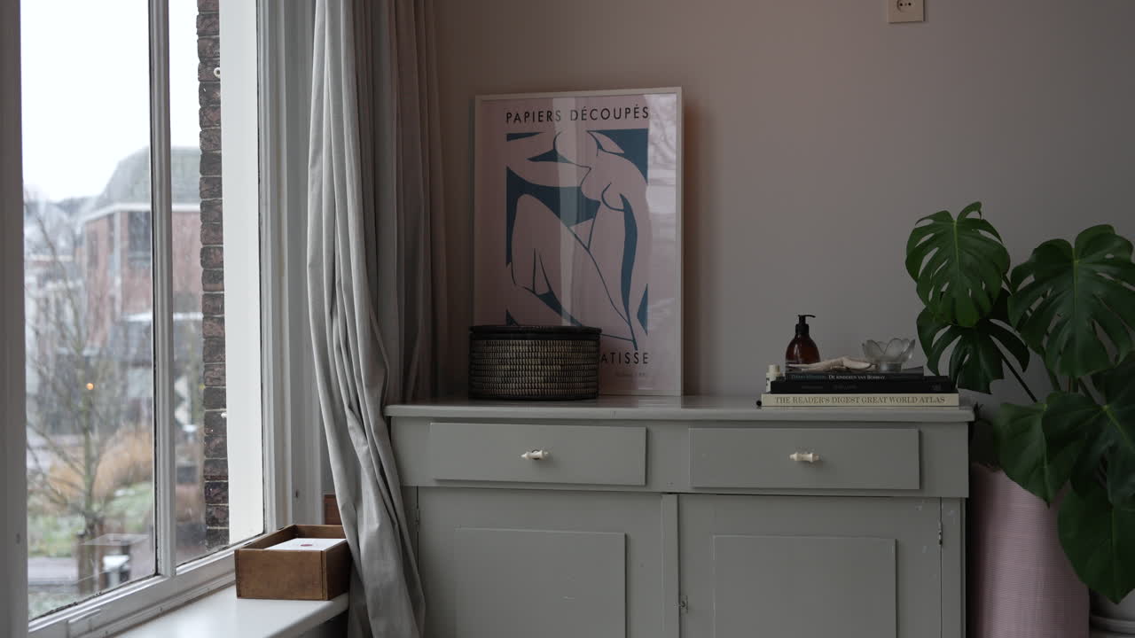 interior de una casa antigua con nieve cayendo afuera en gouda, holanda del sur, países bajos