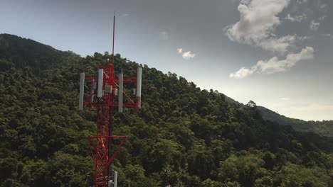 toma aérea izquierda de la órbita de drones de la torre de telecomunicaciones en una isla tropical en tailandia