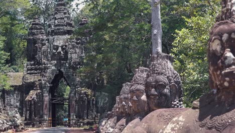 entrada del templo antiguo a angkor wat