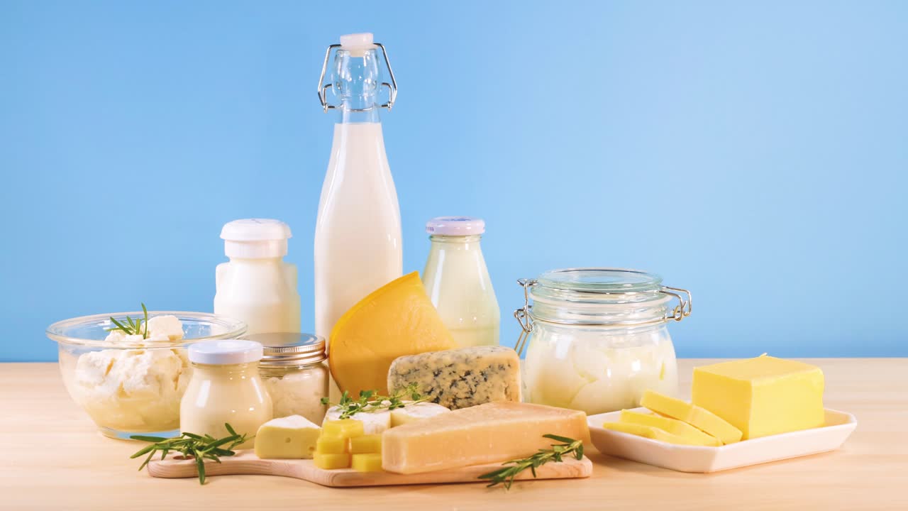 productos lácteos variados expuestos en una mesa