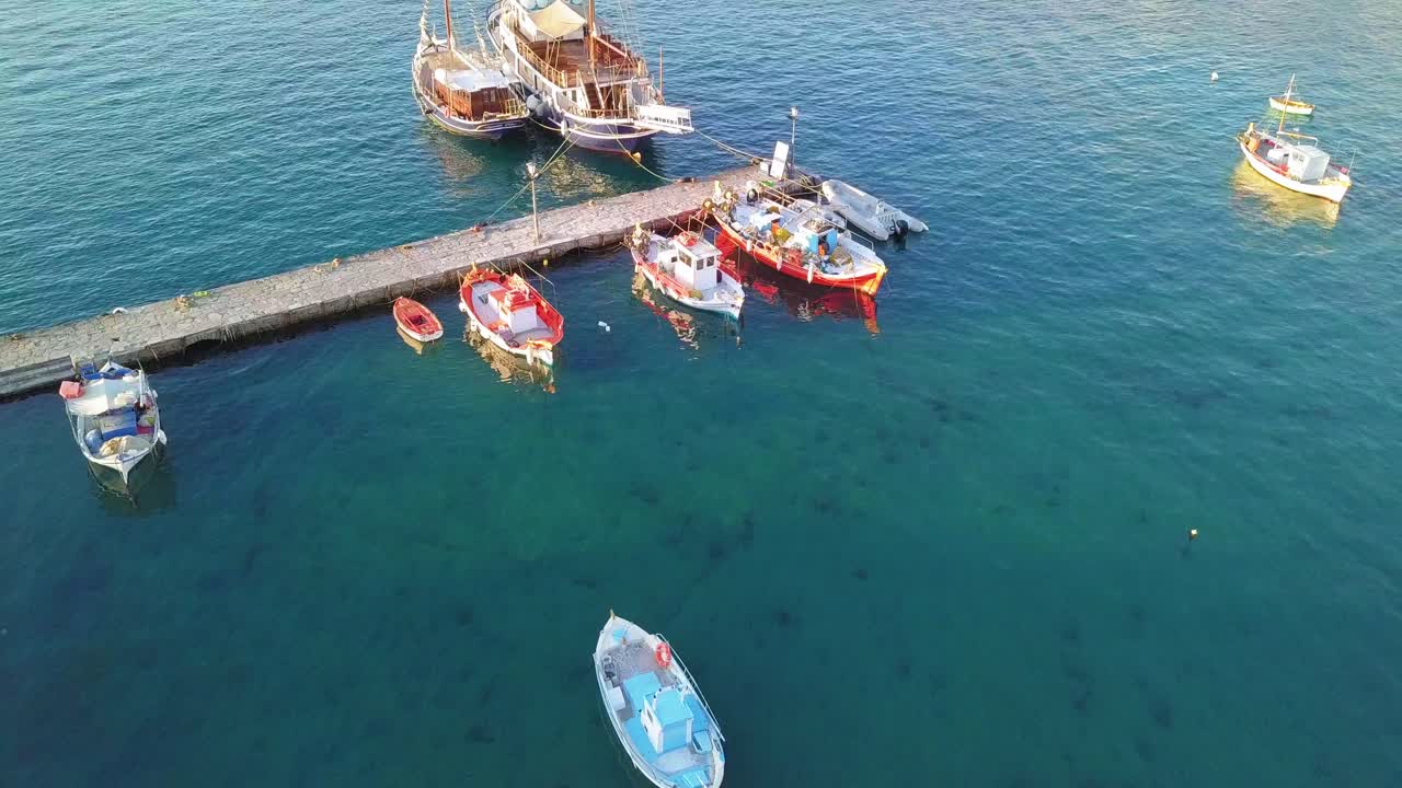 Volo sopra tradizionali barche da pesca greche nel porto di Mykonos in una giornata estiva