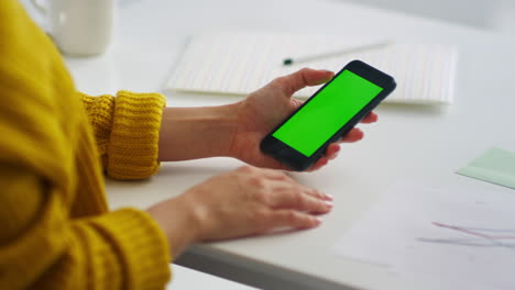 Close-up-businesswoman-hands-surfing-internet-on-smartphone-in-slow-motion.