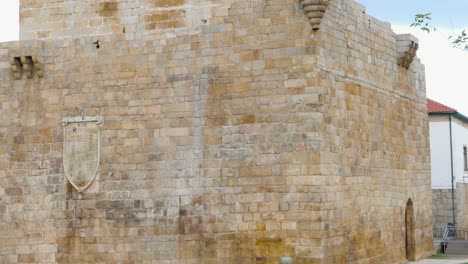 bandera sobre la torre del castillo de chaves, portugal