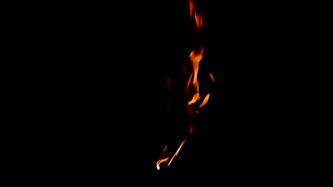 papeles colgados con alambre ardiendo con un intenso fuego vibrante en un fondo negro aislado