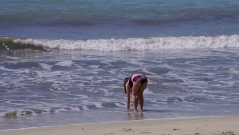 una niña juega y disfruta de un día soleado en una playa mexicana