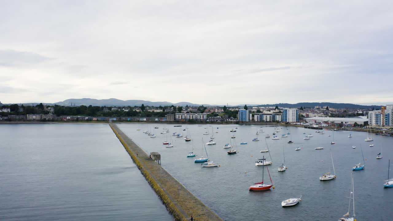 yates caros, embarcaciones de recreo y catamaranes atracados en un puerto deportivo de la ciudad | newhaven, edimburgo, escocia | 4k a 30fps
