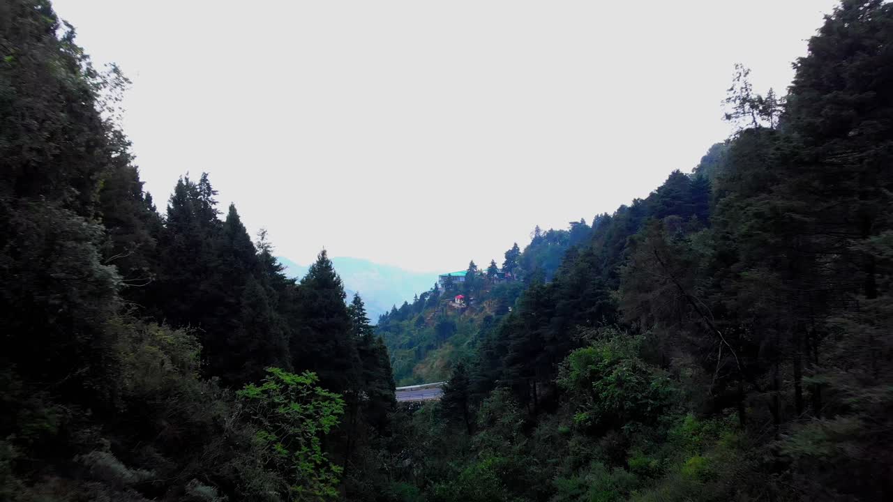 dehradun masuri 무인 항공기가 나무를 통과하고 도시를 저주합니다.