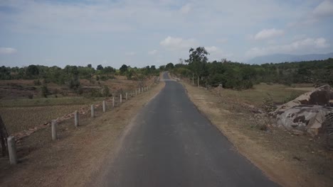 Fahrt-Auf-Einer-Landstraße-In-Indien