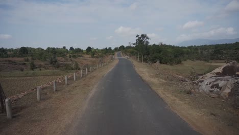 conduciendo por un camino rural en la india