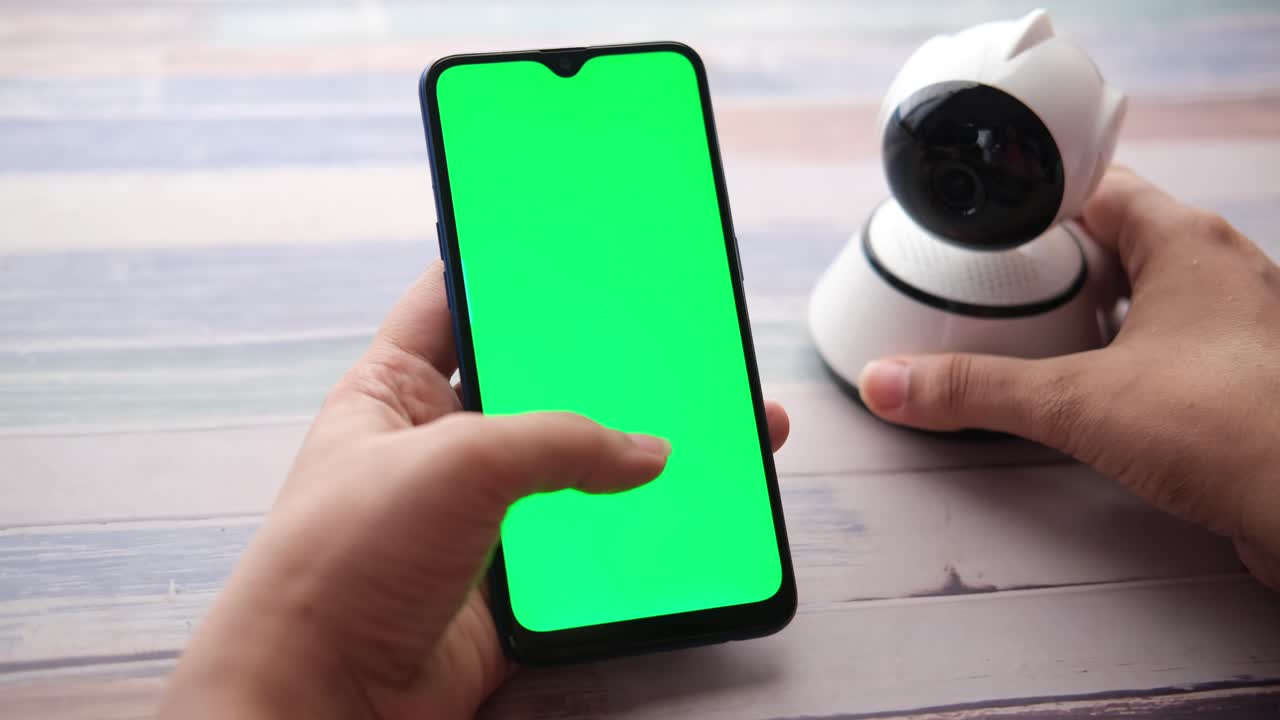 teléfono inteligente y cámara de seguridad