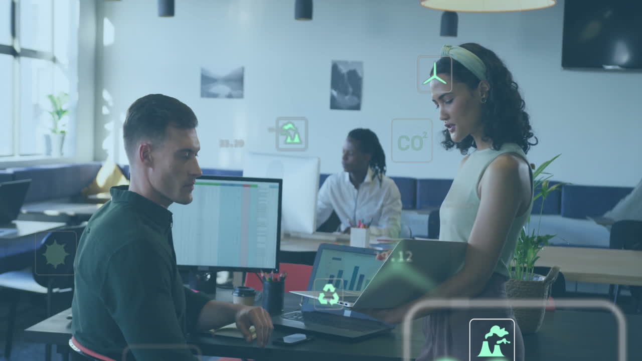 animación de iconos de ecología sobre diversos colegas discutiendo el trabajo en la oficina
