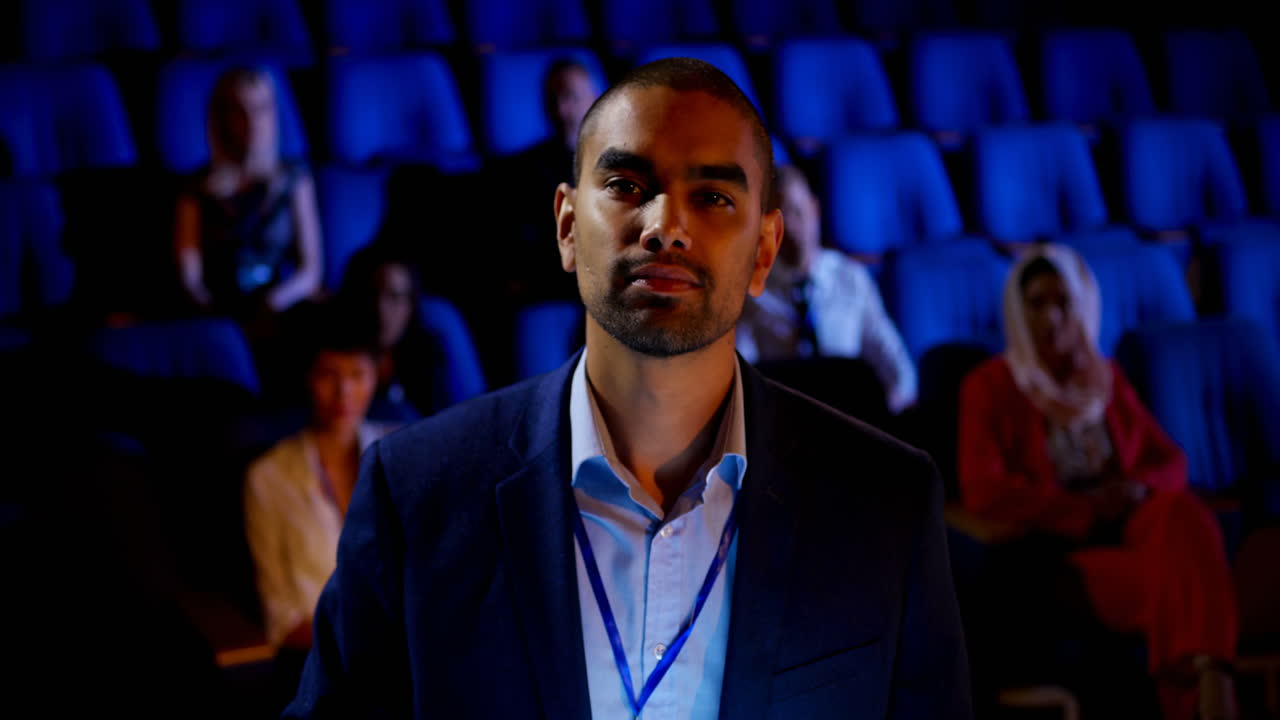Uomo d'affari che partecipa a un seminario aziendale in auditorium 4k